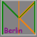 Ein grünes M und ein orangenes K übereinandergelegt vor grauem Hintergrund in einem Quadrat. Unten darin in purpur das Wort Berlin